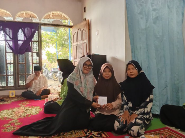 Kepedulian di Tengah Duka, Wali Kelas VII.B MTsN 4 Batang Hari Salurkan Santunan untuk Diah