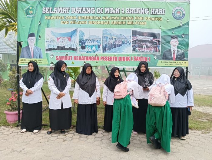 Kabut Tebal Tak Halangi Semangat, Guru Piket SANTIK Tetap Setia Sambut Peserta Didik Kabut Tebal Tak Halangi Semangat, Guru Piket SANTIK Tetap Setia Sambut Peserta Didik