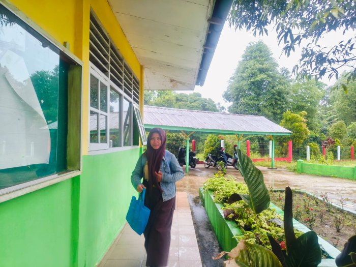 Walau Hujan, Guru dan Siswa MTsN 4 Batang Hari Tetap Semangat Masuk Sekolah