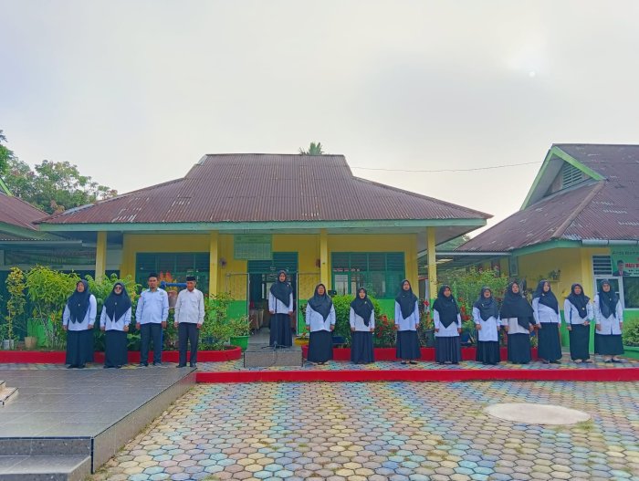 Pesan Inspiratif dari Ibu Tauhidatul Istiqomah, S.Pd pada Upacara Bendera Pesan Inspiratif dari Ibu Tauhidatul Istiqomah, S.Pd pada Upacara Bendera