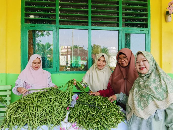 Jumat Barokah Bersama AP Kitela: Panen ketiga Melimpah, Wali murid antusias