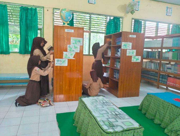 Isi Waktu Luang dengan Aksi Positif, Siswa Kelas IX MTsN 4 Batang Hari Rapikan Perpustakaan Bahrul Ulum
