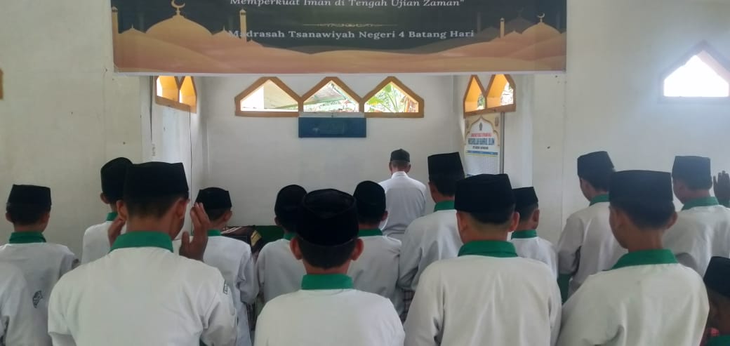 KEGIATAN RUTUNITAS KEAGAAMAAN SALAT ZUHUR BERJAMAAH BERJALAN LANCAR