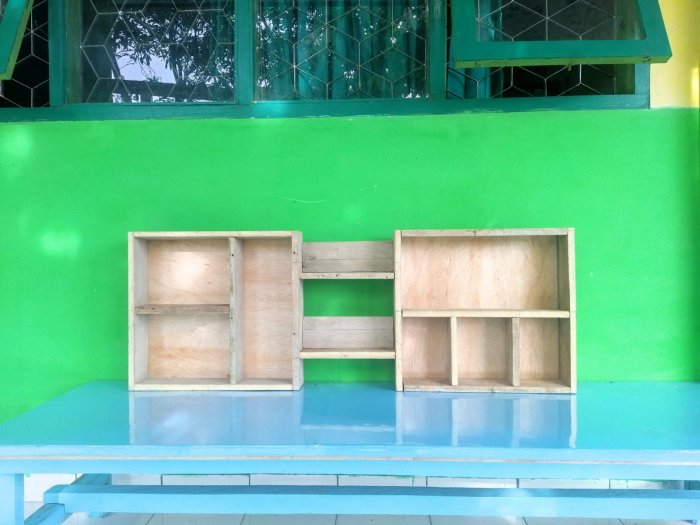 Manfaatkan Papan Bekas untuk Buat Rak Kembang di MTsN 4 Batanghari