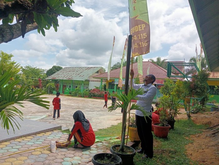Siap Gelar Perayaan HUT ke-29 MTsN 4 Batanghari, Diawali Pemasangan Umbul-Umbul