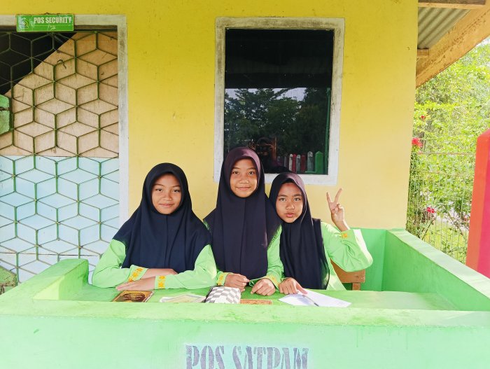 Kolaborasi Disiplin: Siswi OSIM dan Guru Piket Wujudkan Sekolah Tertib