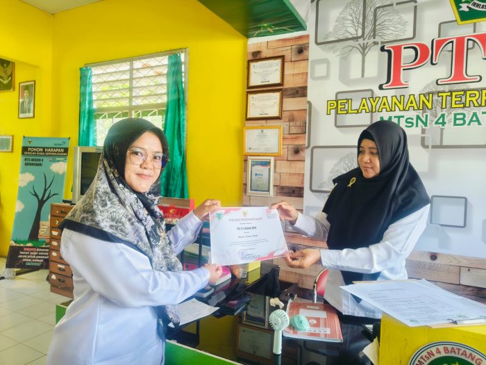 Penyerahan Piagam Penghargaan Drumband MTsN 4 Batang Hari Penyerahan Piagam Penghargaan Drumband MTsN 4 Batang Hari