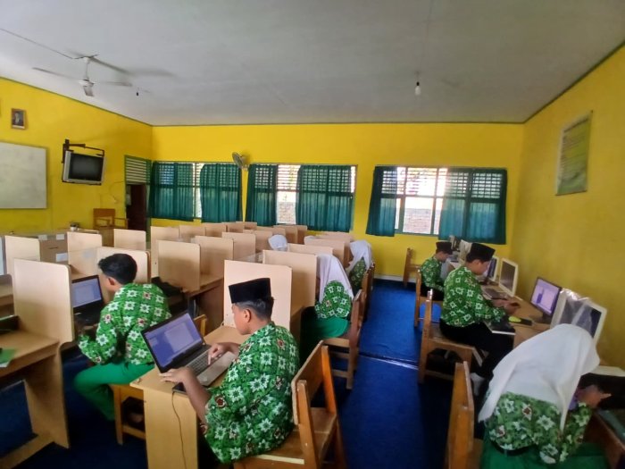 Ujian Praktik Informatika Kelas IX MTsN 4 Batang Hari: Siswa Sajikan Presentasi Kreatif dengan Beragam Tema