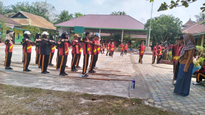 Tak Kenal Lelah! Pasukan LKBB MTsN 4 Batang Hari Matangkan Persiapan Hadapi Karnaval Bajubang