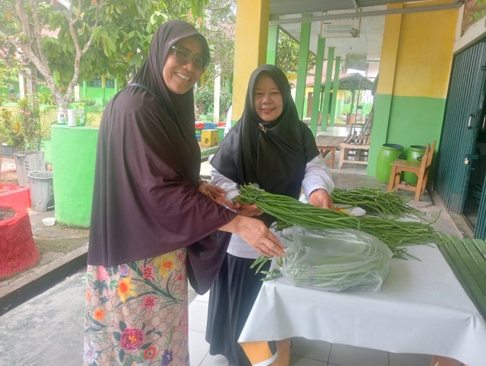 Panen Kacang Panjang Setiap Dua Hari, Warga Antusias Membeli Langsung Panen Kacang Panjang Setiap Dua Hari, Warga Antusias Membeli Langsung