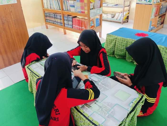 Kreatif dengan Gawai! Nurul, Tata, Nadia, dan Septi Kelas 8A MTsN 4 Batanghari Asyik Editing Video Kreatif dengan Gawai! Nurul, Tata, Nadia, dan Septi Kelas 8A MTsN 4 Batanghari Asyik Editing Video