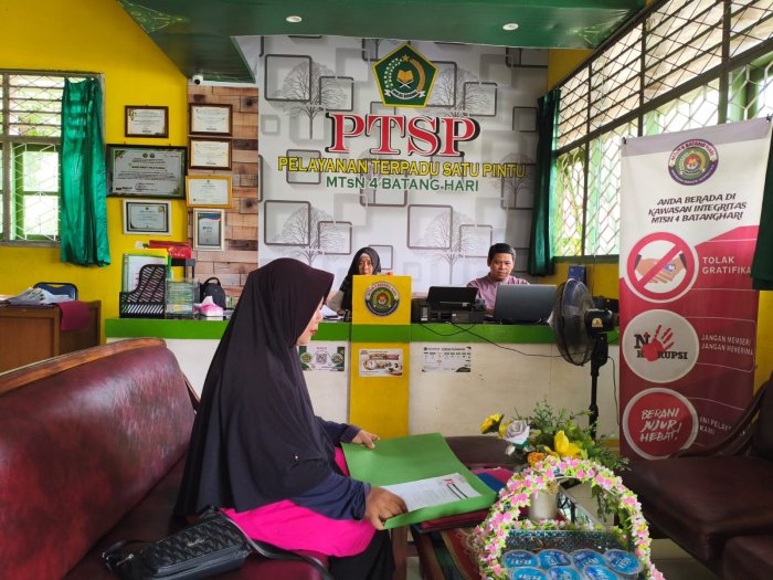 Tetap Dedikatif di Masa Libur, Waka Kurikulum MTsN 4 Batang Hari Teliti Cek Berkas Pendaftaran Siswa Tetap Dedikatif di Masa Libur, Waka Kurikulum MTsN 4 Batang Hari Teliti Cek Berkas Pendaftaran Siswa