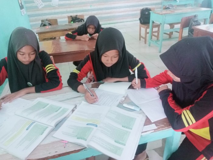 Siswi MTsN 4 Batanghari Manfaatkan Waktu Istirahat untuk Menuntaskan P5
