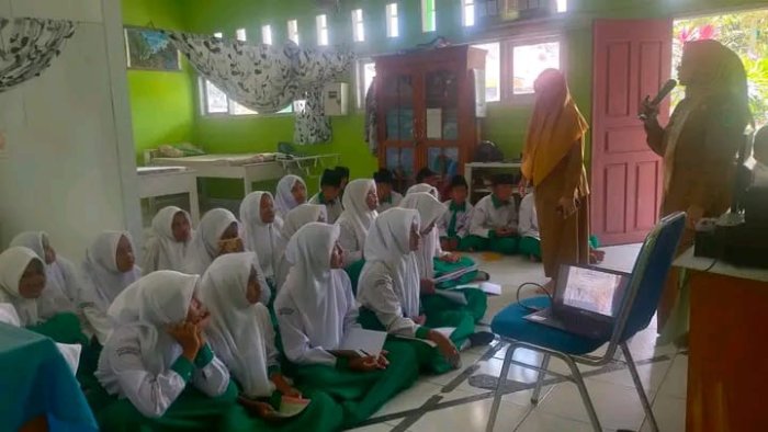 Penyuluhan Kesehatan Reproduksi dari UPTD Puskesmas Penerokan