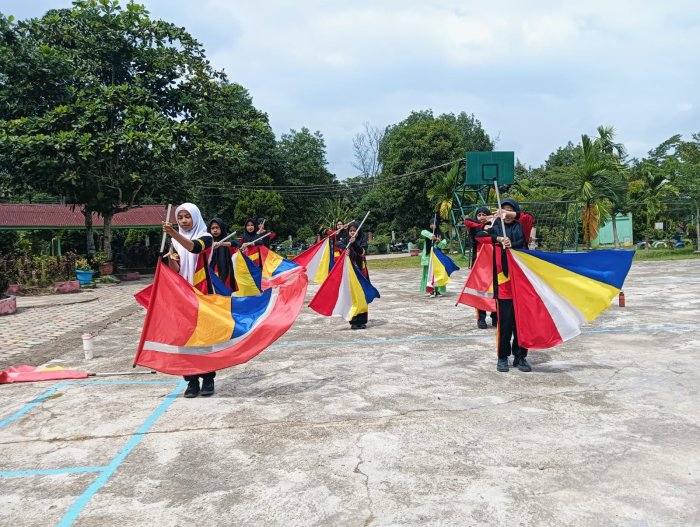 Latihan CG Drumband Izzatul Islam MTsN 4 Batang Hari Semakin Semarak dengan Kibaran Bendera Warna-Warni