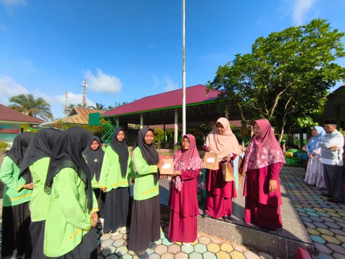 MTsN 4 Batanghari Laksanakan Pembagian Hadiah Class Meeting Akhir Semester Ganjil MTsN 4 Batanghari Laksanakan Pembagian Hadiah Class Meeting Akhir Semester Ganjil