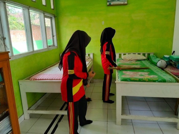 Peduli Kebersihan dan Kesehatan, Asyifa dan Cinta Laksanakan Piket UKS dengan Semangat Peduli Kebersihan dan Kesehatan, Asyifa dan Cinta Laksanakan Piket UKS dengan Semangat