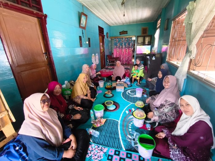 Wujud Kepedulian, GTK MTsN 4 Batang Hari Jenguk Putra Guru yang Sedang Sakit