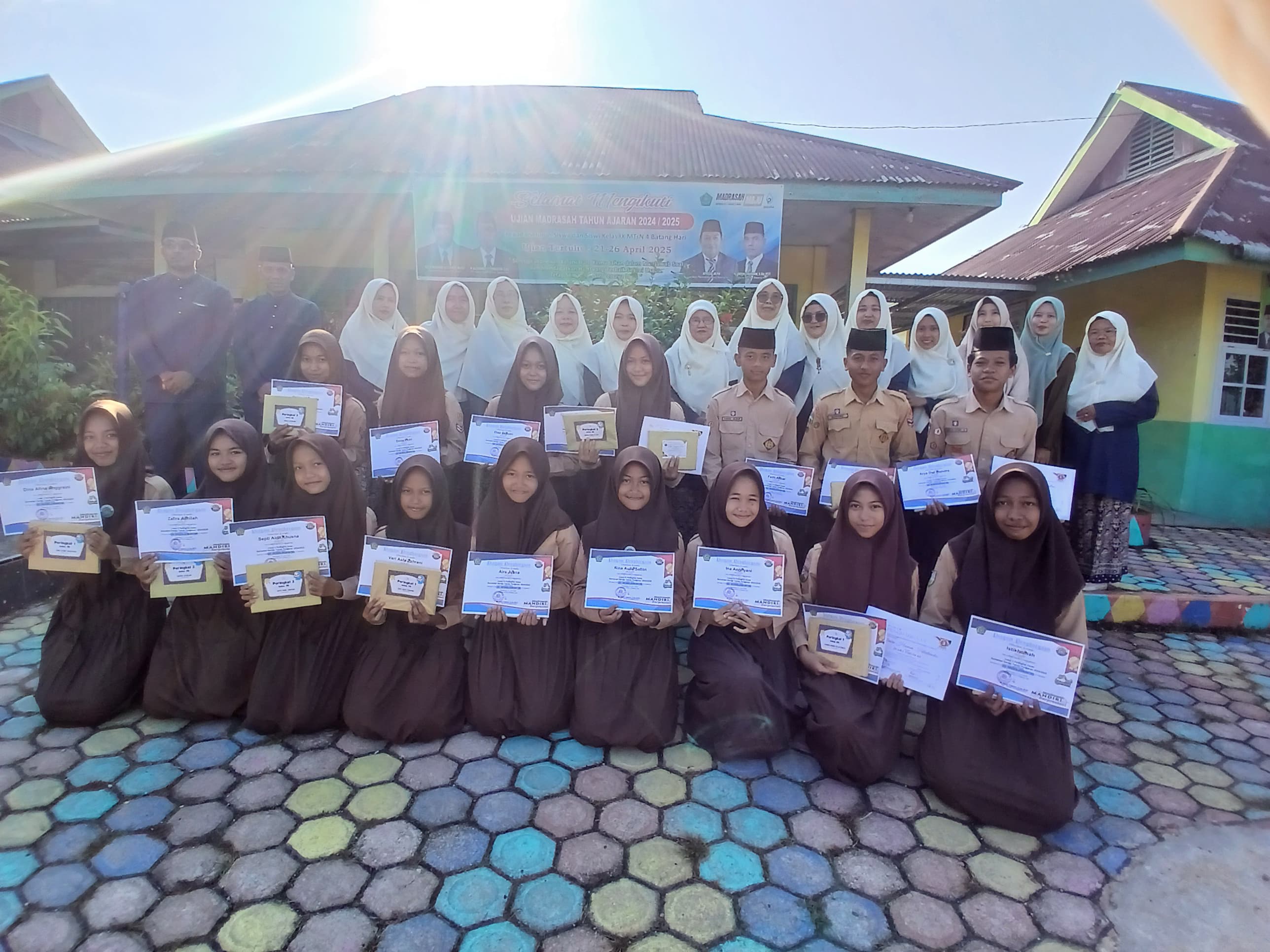 Semarak Penutupan Class Meeting MTsN 4 Batanghari : Para Juara Raih Hadiah dan Apresiasi Semarak Penutupan Class Meeting MTsN 4 Batanghari : Para Juara Raih Hadiah dan Apresiasi