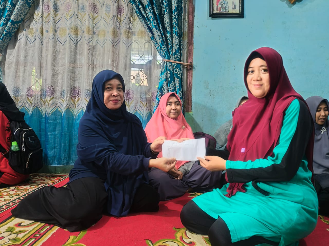 Keluarga Besar MTs N 4 Batanghari Takziah ke Rumah Kediaman Ibu Siti Maimunah