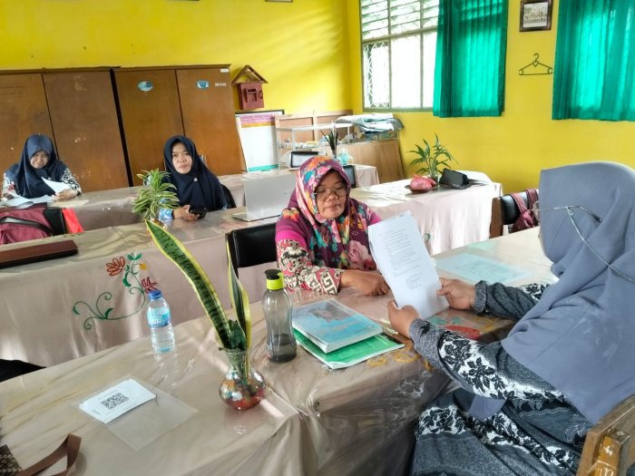 Wakakurikulum MTsN 4 Batang Hari Bahas Persiapan Program Madrasah Asri Bersama Dewan Guru Wakakurikulum MTsN 4 Batang Hari Bahas Persiapan Program Madrasah Asri Bersama Dewan Guru