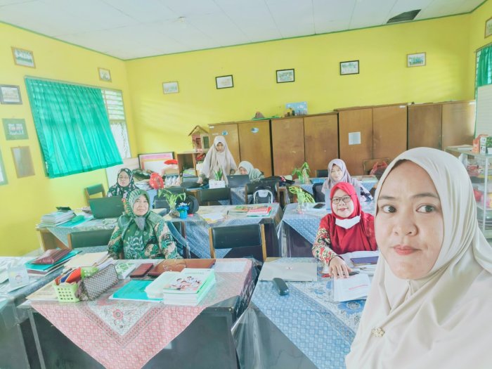 Kabut Asap Tak Surutkan Semangat Mengajar, Guru MTsN 4 Batang Hari Tetap Aktif Layani Peserta didik Secara Daring