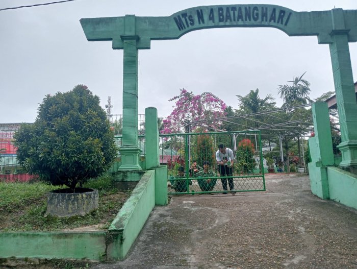 Percantik Lingkungan Madrasah dengan Pengecatan Pagar Gerbang Utama