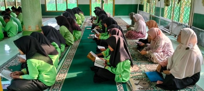 MTsN 4 Batang Hari Hidupkan Nilai Religius Lewat Pembacaan Surah Yasin MTsN 4 Batang Hari Hidupkan Nilai Religius Lewat Pembacaan Surah Yasin