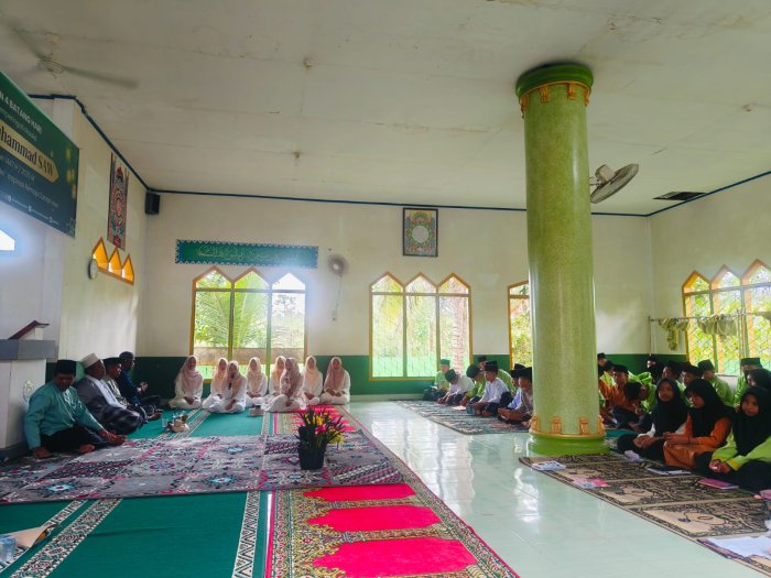 Lantunan Sholawat Siswi MTsN 4 Batang Hari Buka Peringatan Maulid Nabi di Mushola Bahrul Ulum