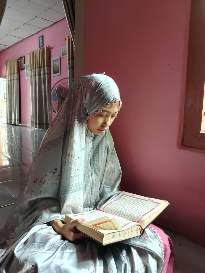 Siswi MTsN 4 Batang Hari Tetap Produktif di Hari Minggu Ramadhan, Isi Waktu dengan Tadarus Al-Qur an Siswi MTsN 4 Batang Hari Tetap Produktif di Hari Minggu Ramadhan, Isi Waktu dengan Tadarus Al-Qur an