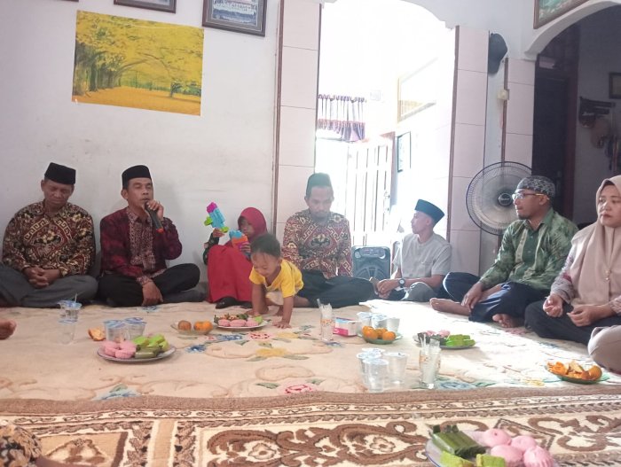 Kepala Madrasah Berikan Sambutan pada Acara Syukuran di Rumah Ibu Maryuni