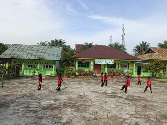 Bola Bergulir, Tawa Mengalir : Keseruan Futsal Kelas 7B MTsN 4 Batanghari Bola Bergulir, Tawa Mengalir : Keseruan Futsal Kelas 7B MTsN 4 Batanghari