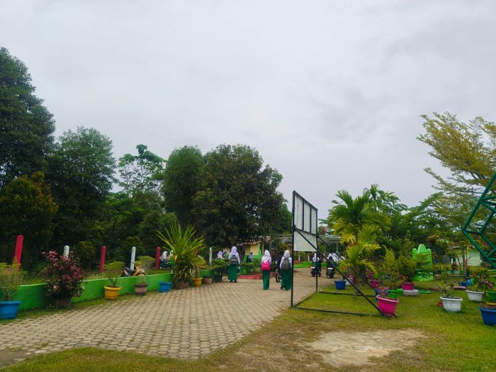 Suasana Pulang Sekolah di MTsN 4 Batang Hari, Disambut Gerimis Namun Tetap Penuh Semangat