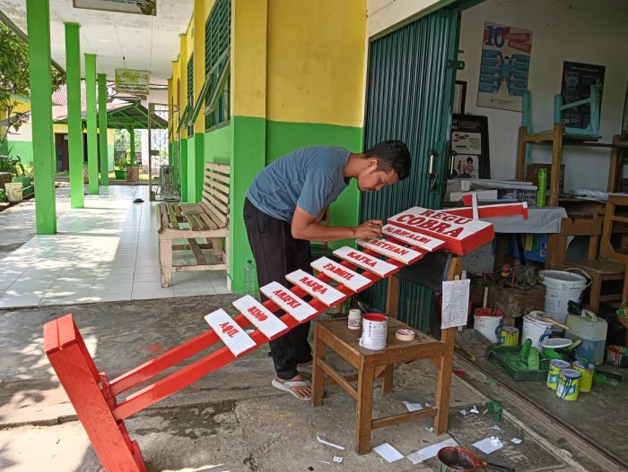Regu Kobra MTsN 4 Batang Hari Persiapkan Gapura untuk JAMRAN