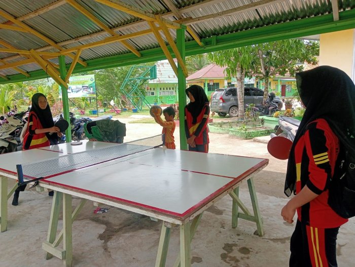 Dua Siswi  Latihan Ekstra Tenis Meja di Akhir Pekan untuk Persiapan Lomba