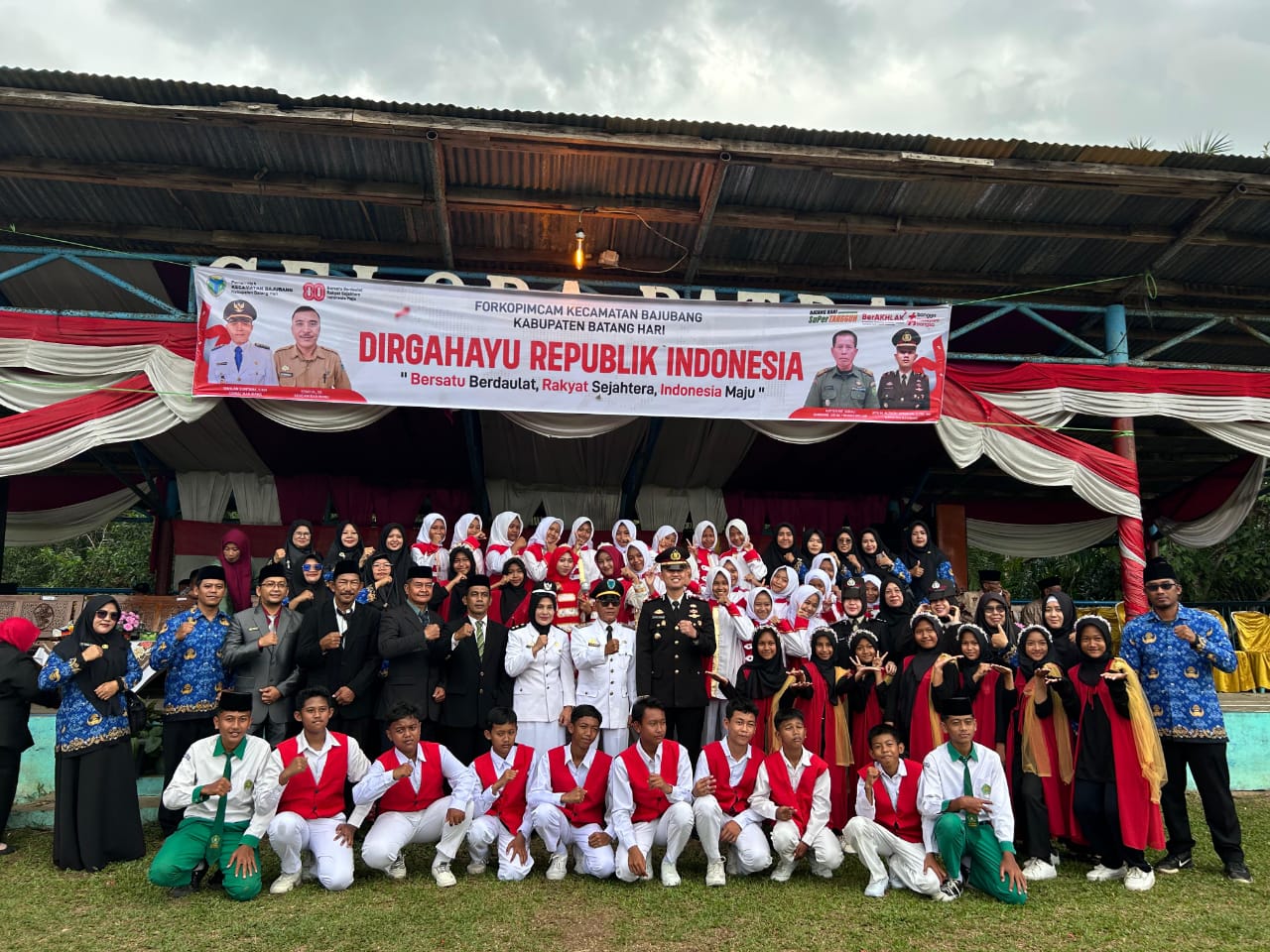 MTsN 4 Batanghari Berfoto Bersama Camat Bajubang MTsN 4 Batanghari Berfoto Bersama Camat Bajubang