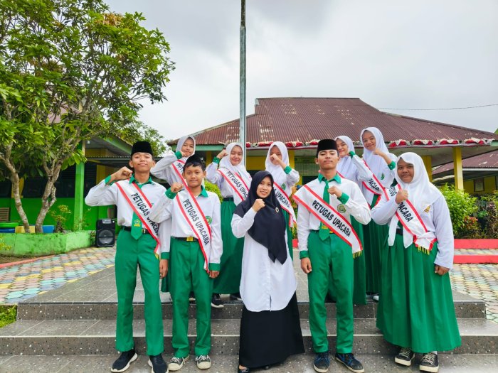 Merah Putih Berkibar, 8B Beraksi: Dari Tugas yang Tuntas hingga Pesan yang Menginspirasi Merah Putih Berkibar, 8B Beraksi: Dari Tugas yang Tuntas hingga Pesan yang Menginspirasi