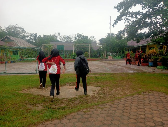 Siswa  Tetap Semangat Hadir Kegiatan Akhir Pekan Meski Diguyur Hujan