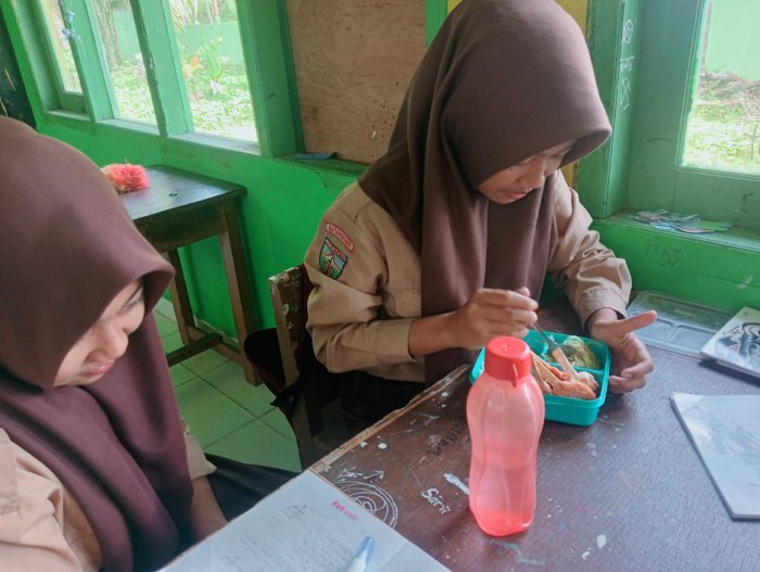 Siswi Manfaatkan Waktu Istirahat untuk Menikmati Bekal Sederhana dari Rumah Siswi Manfaatkan Waktu Istirahat untuk Menikmati Bekal Sederhana dari Rumah