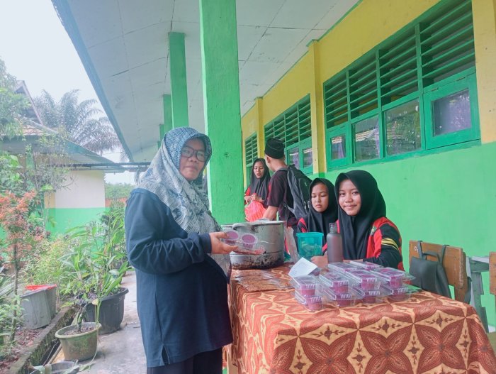 Wakasis MTs N 4 Batanghari Mengunjungi Bazaar P5 Kelas 9A Wakasis MTs N 4 Batanghari Mengunjungi Bazaar P5 Kelas 9A