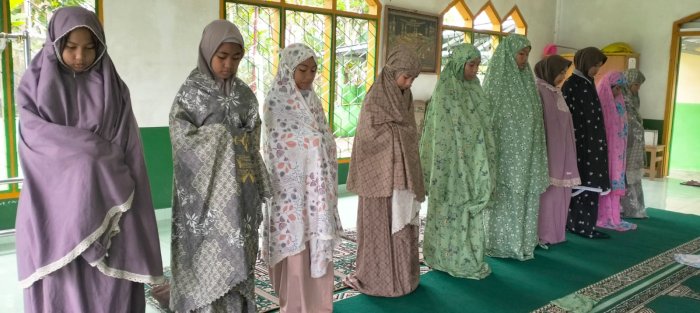 Pembiasaan Positif: Siswa MTsN 4 Batang Hari Mantapkan Hati dengan Shalat Dhuha Sebelum Pembelajaran Pembiasaan Positif: Siswa MTsN 4 Batang Hari Mantapkan Hati dengan Shalat Dhuha Sebelum Pembelajaran