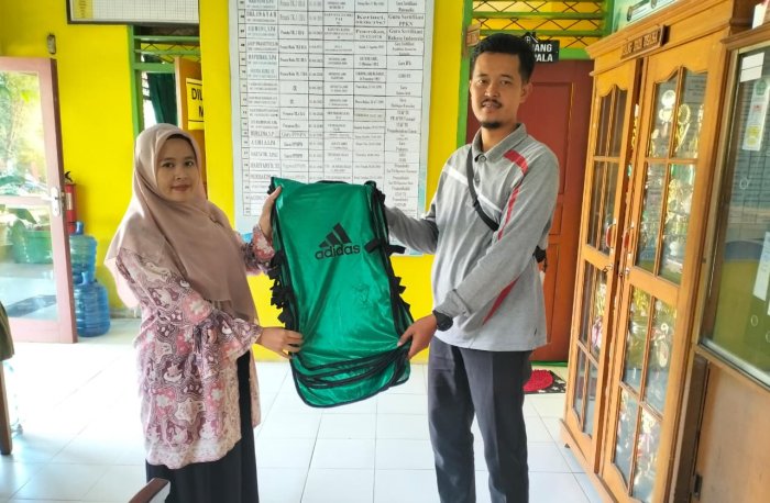 Penyerahan Rompi Futsal Tandai Dukungan Madrasah terhadap Program OSIM