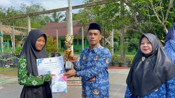 Kepala Madrasah Berikan Reward kepada Peserta OMI Lolos ke Tingkat Provinsi Kepala Madrasah Berikan Reward kepada Peserta OMI Lolos ke Tingkat Provinsi