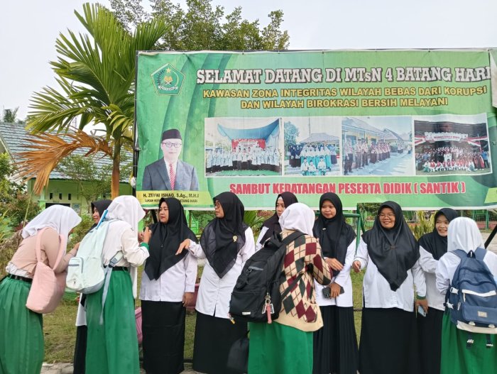 Sambutan Pagi Penuh Kehangatan, pegawai  dan GTK Sambut Peserta Didik dengan Senyum dan Semangat