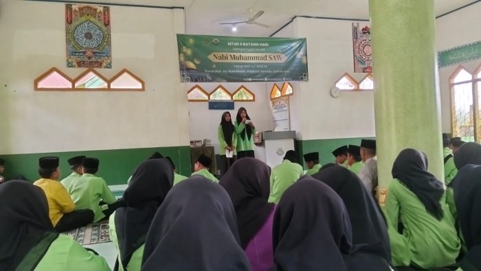 Tausiah Jumat Penuh Makna: Najwa dan Atiqah Bahas Adzab Kubur di Mushola Bahrul Ulum