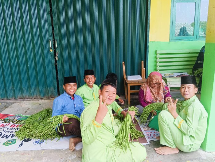 Dari Lahan ke Layar: Semangat Guru dan Siswa MTsN 4 Batanghari Layani Pembeli Online