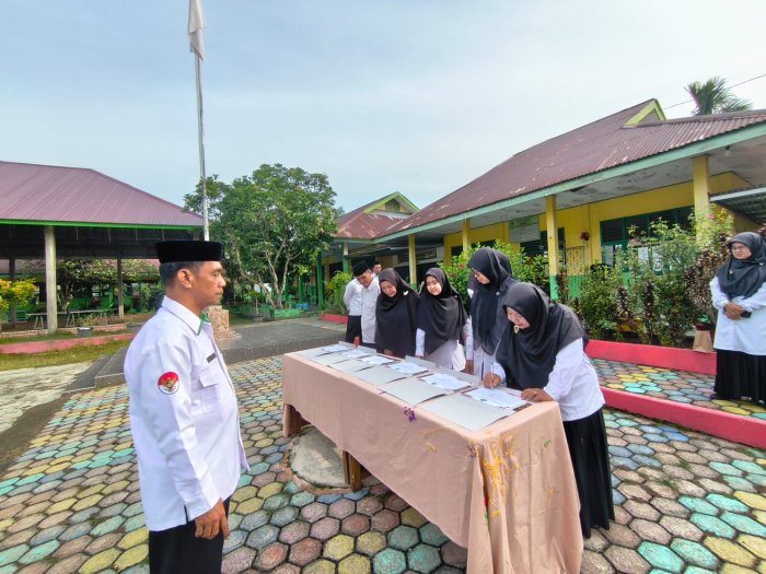 Langkah Bersama Menuju Madrasah Berintegritas: Guru dan Tendik MTsN 4 Batang Hari Tandatangani Pakta Integritas