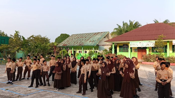 Literasi dan Numerasi Kamis: MTsN 4 Batang Hari Tanamkan Budaya Belajar Melalui Pembiasaan Positif