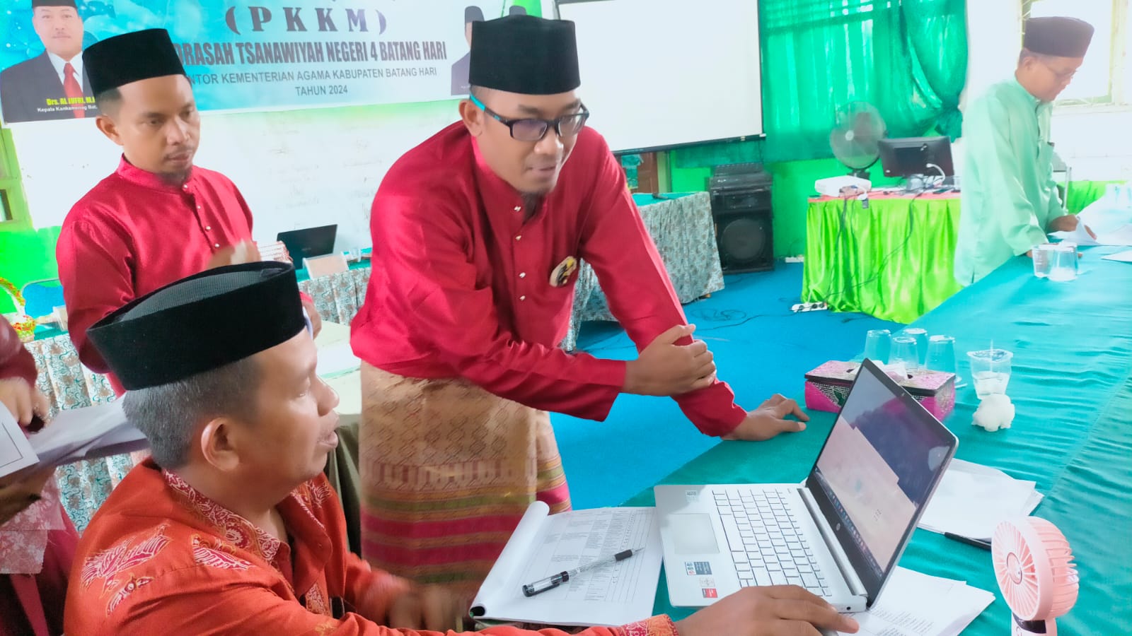 DEMONSTRASI PENGGUNAAN APLIKASI PERPUSTAKAAN DIGITAL MADRASAH