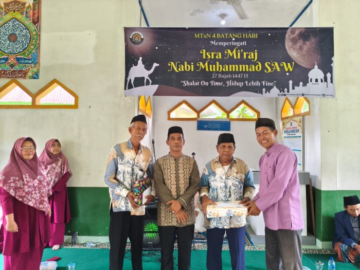 Keluarga Besar MTsN 4 Batanghari Laksanakan Pelepasan Purna Bakti Wak Narto dan Wak Yono